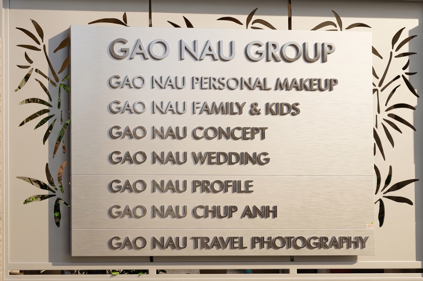 Bảng hiệu GAO NAU GROUP liệt kê các mảng Gạo Nâu Personal Makeup, Family and Kids, Concept, Wedding, Profile, Chụp Ảnh và Travel Photography