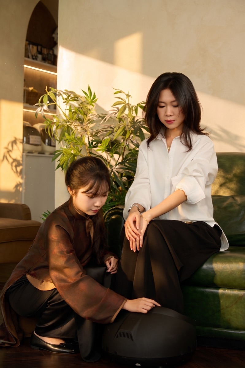 Nhân sự Gạo Nâu chuẩn bị bước chăm sóc thư giãn cho khách trước buổi chụp tại Lê Văn Sỹ