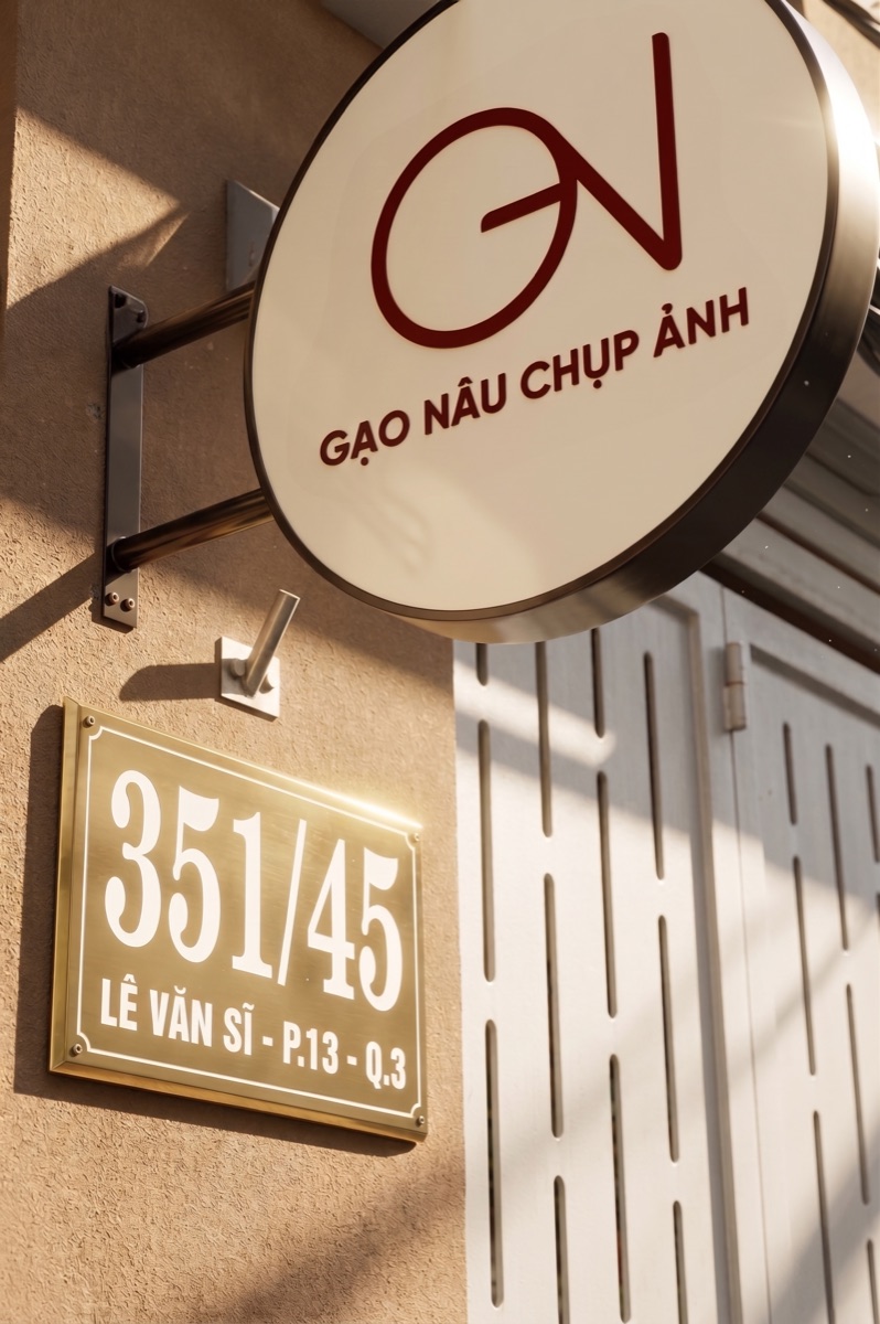 Biển hiệu Gạo Nâu Chụp Ảnh tại địa chỉ 351/45 Lê Văn Sỹ, Phường 13, Quận 3