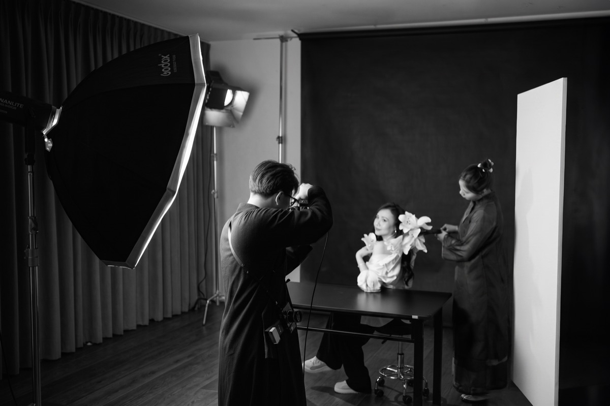 Hậu trường chụp ảnh với đèn studio, nhiếp ảnh gia và stylist tại Gạo Nâu