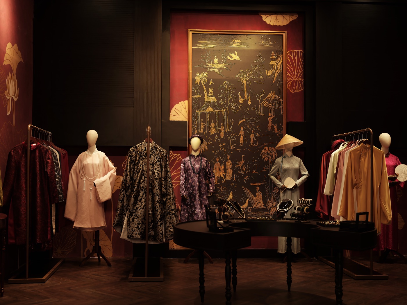 Mannequin và trang phục truyền thống được trưng bày trong không gian Gạo Nâu Photo Travel