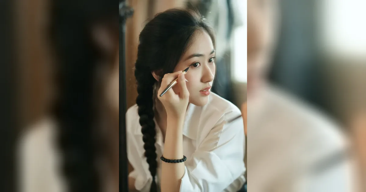 Học viên thực hành kẻ mắt trong lớp makeup cá nhân