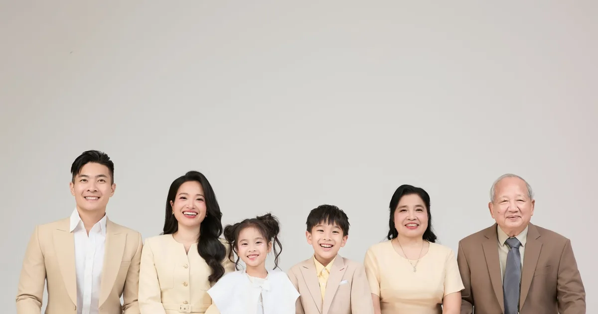 Gia đình ba thế hệ chụp ảnh kỷ niệm