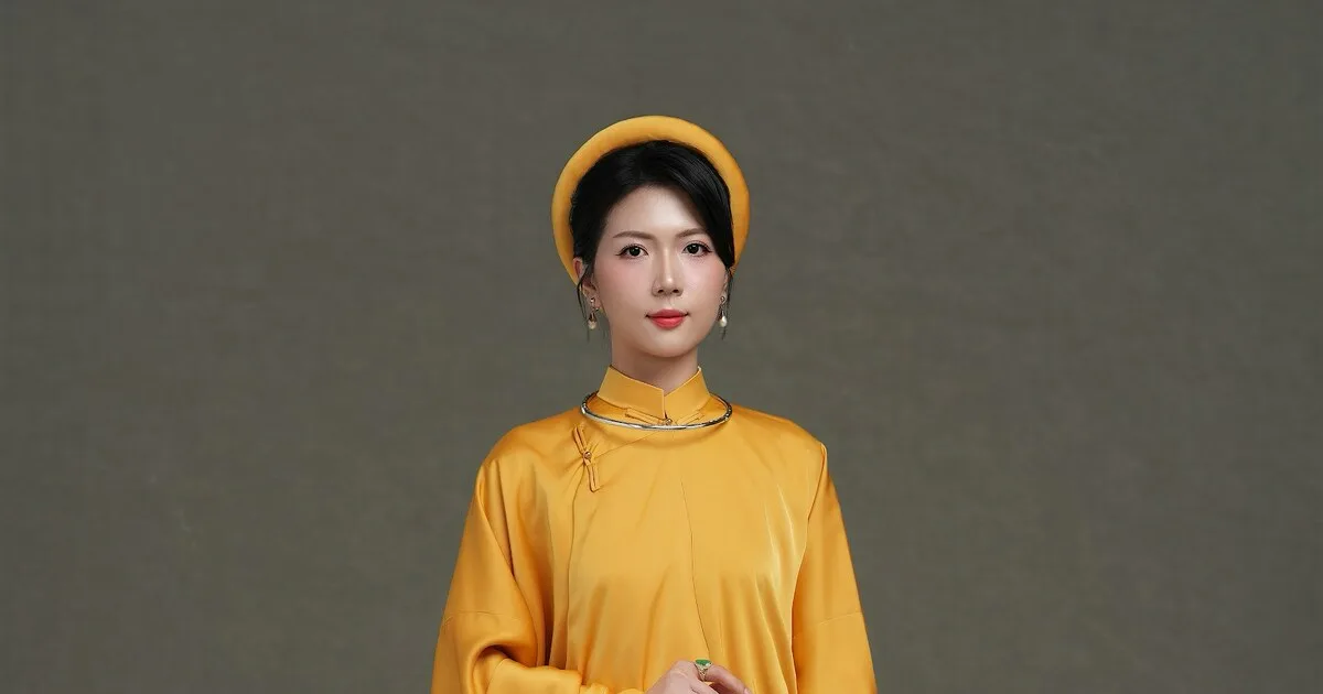 Người mẫu mặc áo dài vàng truyền thống