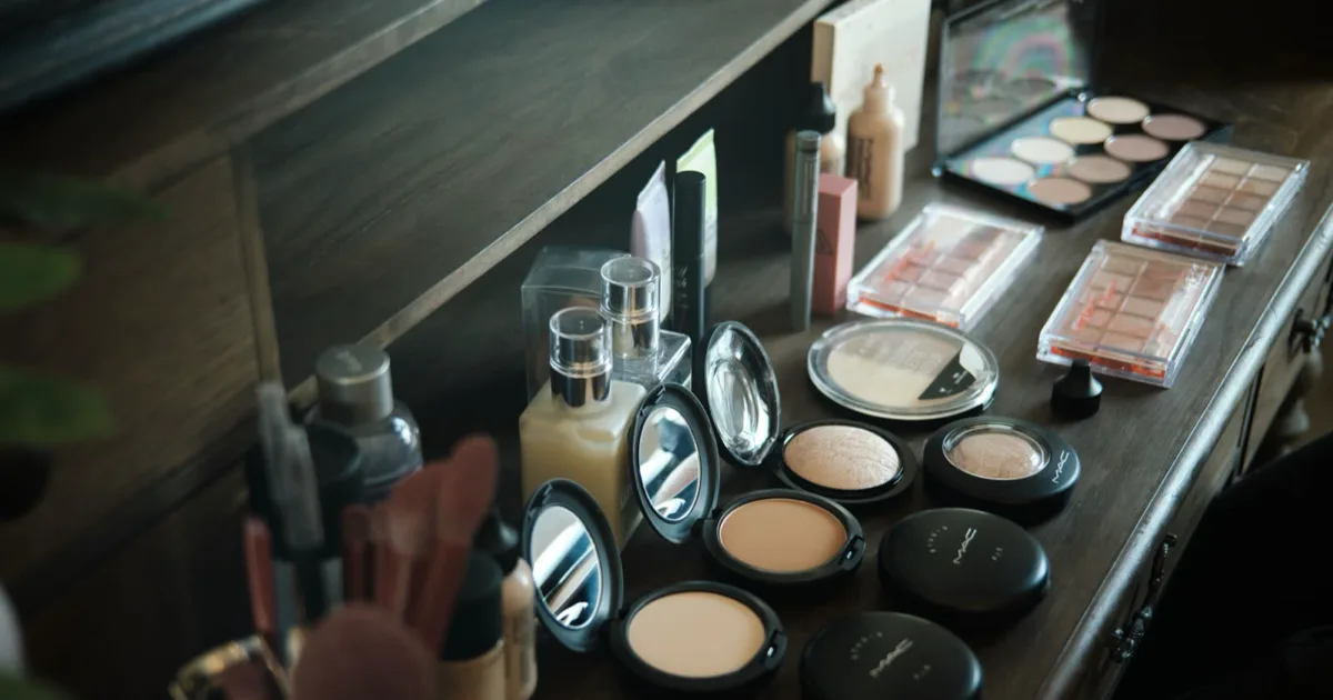 Bàn trang điểm trong workshop makeup doanh nghiệp