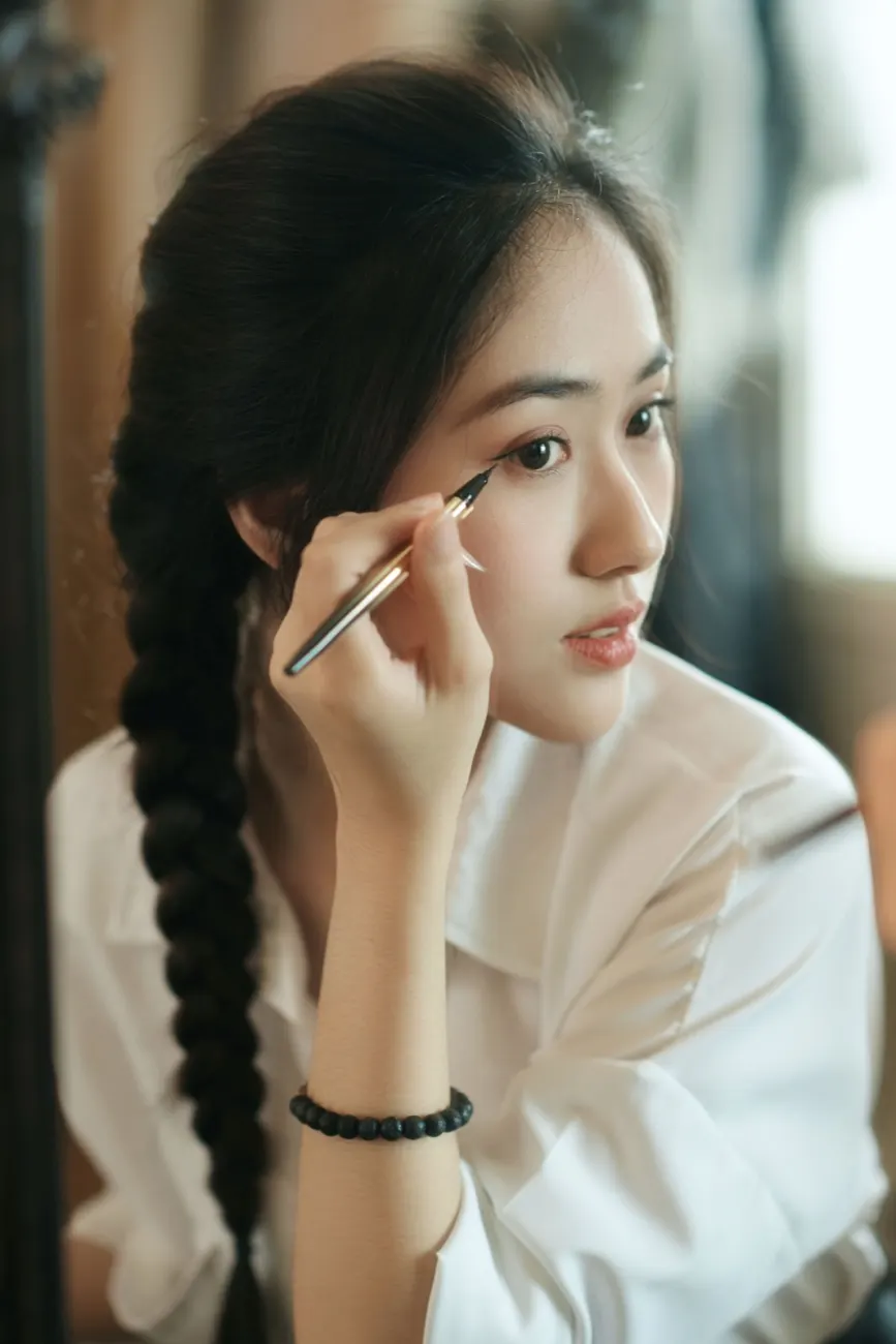 Học viên thực hành kẻ mắt trong khóa makeup cá nhân tại Gạo Nâu Beauty