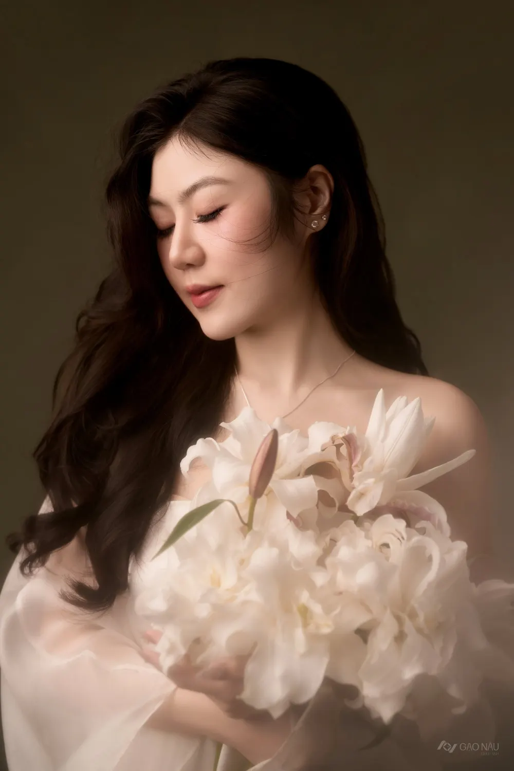 Ảnh khách hàng trong bộ ảnh hoa lily của Gạo Nâu Chụp Ảnh