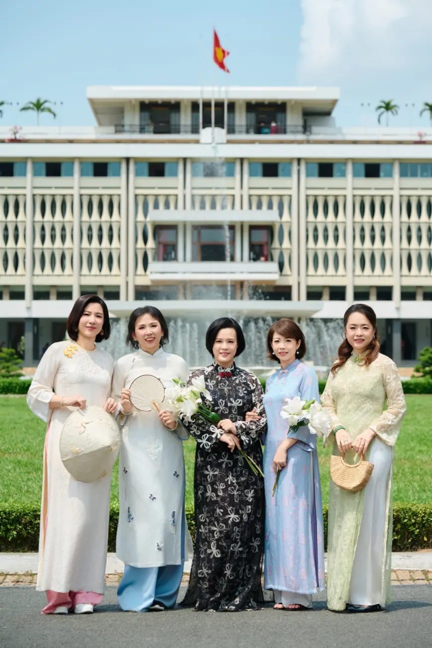 Nhóm khách mặc áo dài trước Dinh Độc Lập trong trải nghiệm Photo Travel